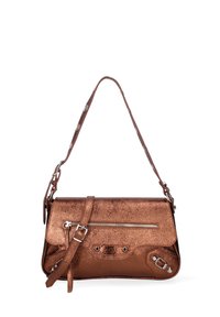 Borsa a tracolla in bronzo metallico con chiusura a zip, tracolla regolabile e dettagli borchiati. Texture liscia con un design strutturato.