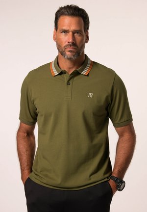 Grøn polo skjorte med en ribbenkrave i orange og hvide striber, korte ærmer og et diskret logo på venstre bryst.