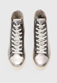 Sneaker alte metalliche argento con accenti in stampa pitone testurizzata, lacci bianchi e suola in gomma crema.