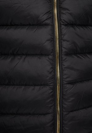 Zwarte puffer gilet met gestepelde panelen, voorzien van een goudkleurige rits in het midden. Gladde, glanzende stof met een lichtgewicht textuur.