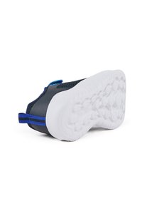 Zapatilla deportiva negra y azul con parte superior de malla, suela de goma blanca y una lengüeta azul en el talón. Suela texturizada para un mejor agarre.