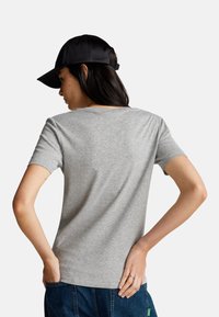United Colors of Benetton WITH V-NECK - Jednoduché tričko - grey
