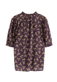 Lilla skjorte med trekvartærmer, prydet med et blomstermønster af små gule blomster og brune accenter; rynket halsudskæring.