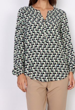 Langärmlige Bluse mit Henley-Ausschnitt, ausgestattet mit einem geometrischen Muster in Grün, Beige und Schwarz. Hergestellt aus leichtem Stoff mit einer lockeren Passform.