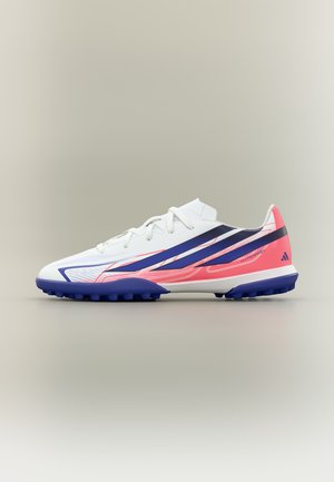 Λευκό, ροζ και μπλε αθλητικό παπούτσι Adidas με κορδόνια, υφασμένο πέλμα και το λογότυπο "HYPERFAST" στο πλάι, εμφανίζεται σε πλευρική προβολή.