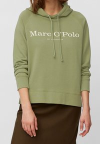 Olijfgroene hoodie met een relaxte pasvorm, voorzien van een witte logo op de voorkant en ribgebreide boorden, gemaakt van zacht katoen.