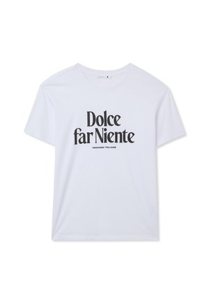 T-shirt bianca realizzata in tessuto morbido, con testo stampato nero "Dolce far Niente" e "Vacanze Italiane" in un carattere audace. Maniche corte.