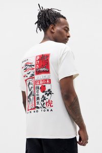 Hvit bomull t-skjorte med grafisk trykk på baksiden som har røde og svarte design, inkludert bonsai-illustrasjoner og japansk tekst.