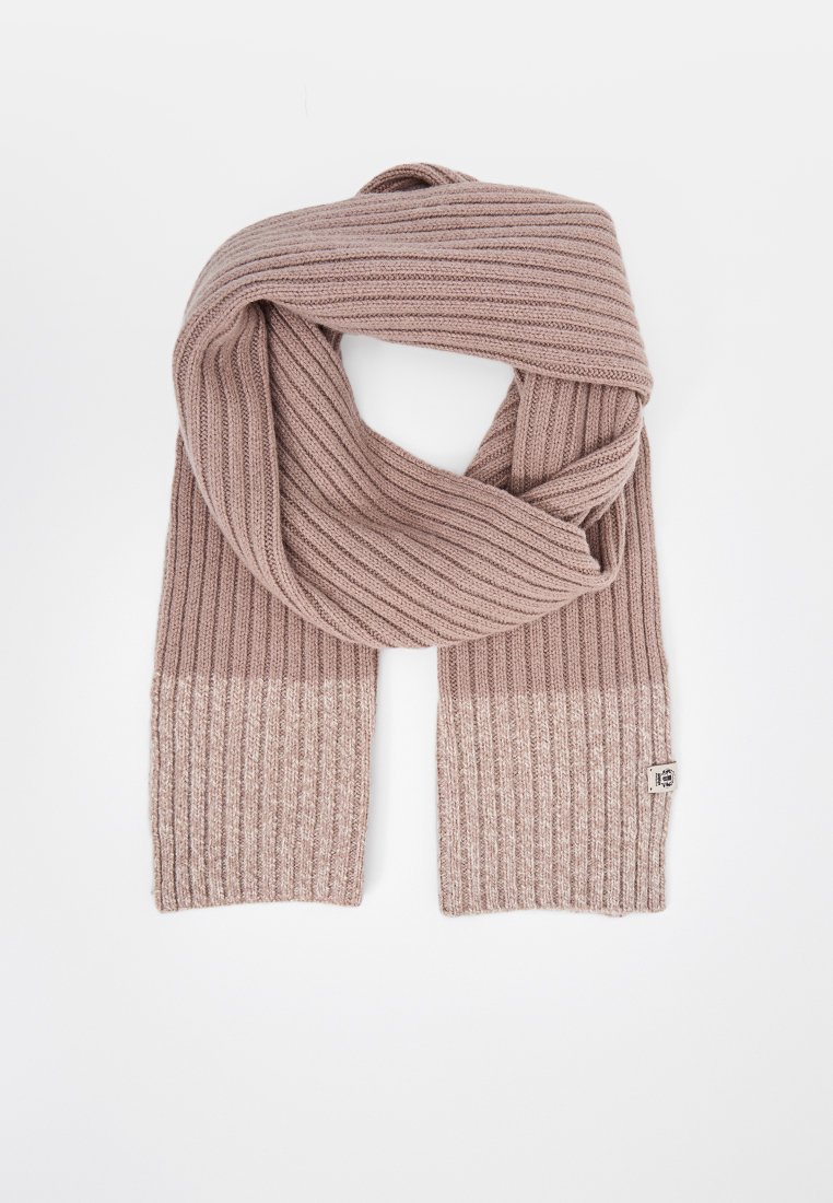 Włóczkowy szalik w miękkim, jasnobrązowym kolorze o ryflowanej teksturze. Posiada gradient kolorystyczny od ciemnego do jasnego oraz małą metkę na jednym końcu.