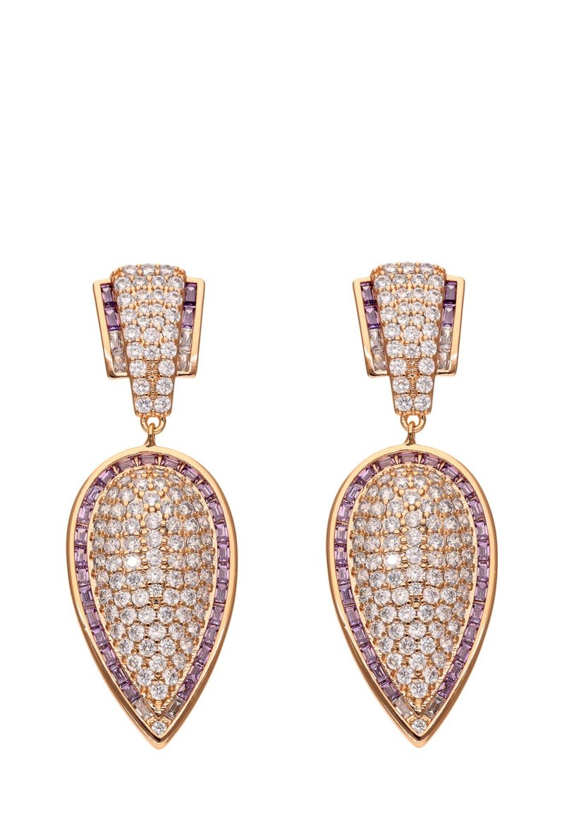 Náušnice ve tvaru kapky z růžového zlata s hruškovým designem, zdobené jasnými a levandulovými kameny, složitými detaily a texturovaným povrchem.