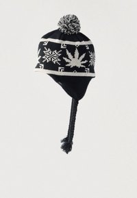 Μαύρο πλεκτό χειμερινό καπέλο με λευκά σχέδια νιφάδας χιονιού και φύλλων, με πομπόν στην κορυφή και πλεκτές φούντες που κρέμονται από τα αυτιά.