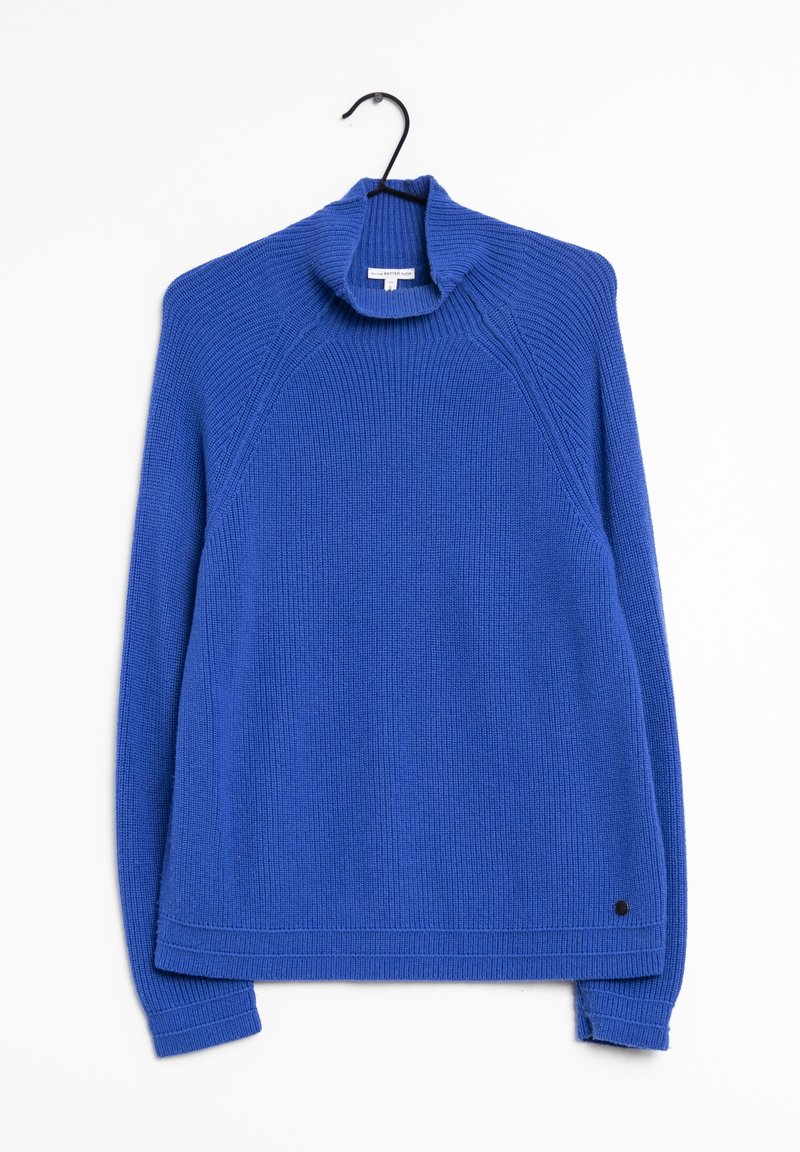 Pull à col roulé en tricot côtelé bleu à manches longues suspendu sur un cintre noir sur fond blanc.
