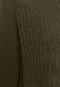 Dzianinowy sweter w ciemnym oliwkowym kolorze, z prążkowaną teksturą i krótkimi rękawami, o gładkim wykończeniu i delikatnym połysku.