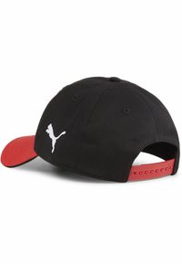 Gorra negra con visera roja, que presenta un logo de Puma blanco en la parte frontal. Está hecha de tela y cuenta con un cierre ajustable de snapback rojo.