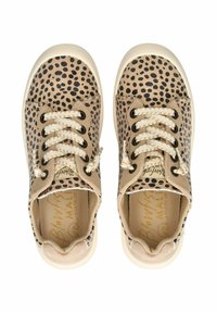 Sneaker beige con motivo a pois neri, lacci bianchi, tomaia in tessuto testurizzato e suole in gomma crema. Marchio visibile all'interno.