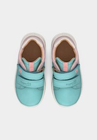Paire de baskets pour enfants bleu clair avec des accents roses et beiges, des bandes velcro et des semelles blanches rembourrées, vues de dessus.