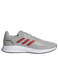 Chaussure de course gris clair avec des bandes rouges, semelle blanche texturée et tige en tissu mesh, vue de côté sur fond blanc.