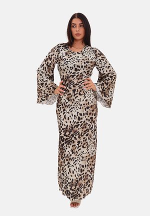Robe longue à imprimé léopard en beige, noir et marron. Présente des manches évasées en tissu transparent et une silhouette cintrée. Tissu lisse et léger.