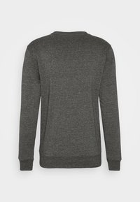 Tmavosivá mikina s dlouhým rukávem a kulatým výstřihem, vyrobená z měkké látky, s žebrovanými manžetami a lemem. Hladká textura bez vzorů nebo ozdob.