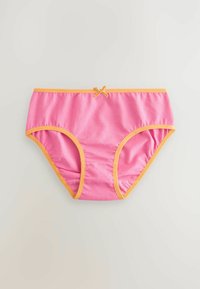 Roze katoenen briefs met contrasterende gele elastische bies. Voorzien van een klein strikje in het midden voor en een gladde, rekbare textuur.