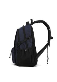 Zaino in tessuto blu navy e nero; presenta più scomparti con cerniera, una tasca laterale in rete, spallacci imbottiti e una maniglia curva in cima.