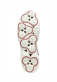 Suela de una zapatilla que presenta una base de goma blanca con acentos rojos, patrones de agarre texturizados y agujeros de ventilación para la transpirabilidad.