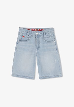 Short en jean denim bleu clair avec poches avant, passants pour ceinture, fermeture par bouton, légère usure subtile sur une jambe, et étiquette rouge "HUGO" sur la petite poche.