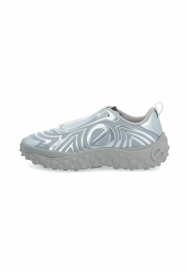 Silberner Slipper aus Textil mit strukturiertem Obermaterial und Wellenmustern, Gummisohle mit runden Griffen und einer kleinen Schlaufe an der Ferse.