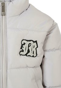 Giacca piumino grigio chiaro con zip frontale e patch testurizzato JR in bianco e nero sul petto.