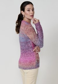 Strickpullover mit einem Farbverlauf-Muster in Pink, Lila und Hellblau. Lange Ärmel, gerippter Saum und eine figurbetonte Silhouette.
