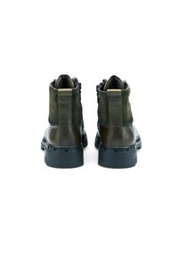 Stivaletti alla caviglia verde oliva in pelle e suede, con una finitura testurizzata, suola in gomma nera spessa e chiusura con zip sul retro.