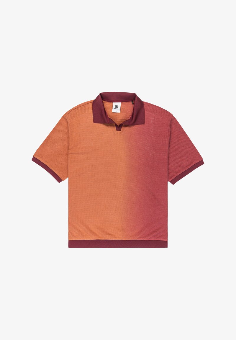 Polo con un diseño degradado de naranja a rojo, con un cuello burdeos en contraste y textura acanalada. Mangas cortas.