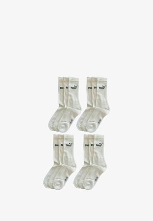 Weiße Crew-Socken mit gerippter Textur, versehen mit gedrucktem schwarzen "PUMA"-Logo und Größenangabe. Das Paket enthält vier Paare.