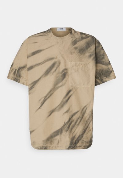 Beige kortærmet skjorte med sorte tie-dye mønstre, rund hals og en enkelt brystlomme med subtil prægning. Lavet af tekstureret stof.