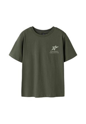 T-shirt verde oliva a maniche corte con collo rotondo e piccolo logo a stella chiara e testo "Visionary Collective" sul lato sinistro del petto.
