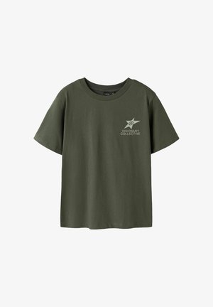 Olivgrünes T-Shirt mit kurzen Ärmeln, Rundhalsausschnitt und kleinem, hellen Sternlogo sowie dem Text "Visionary Collective" auf der linken Brust.