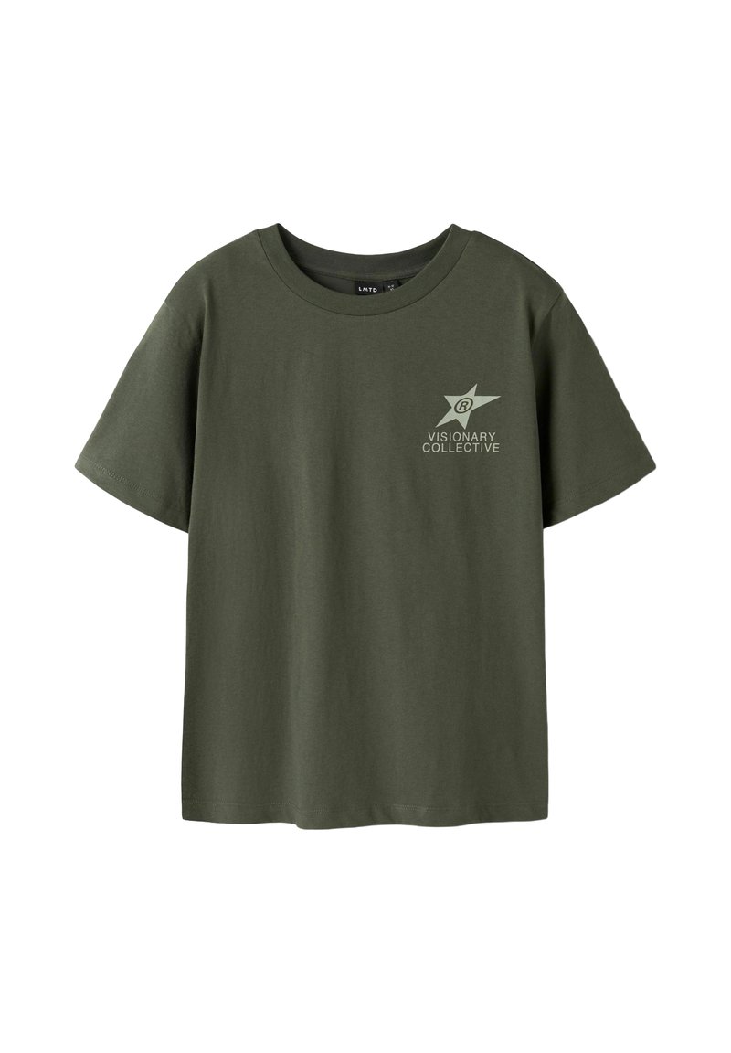 Oliven grøn T-shirt med korte ærmer, rund hals og lille lys stjerne-logo samt teksten "Visionary Collective" på venstre bryst.