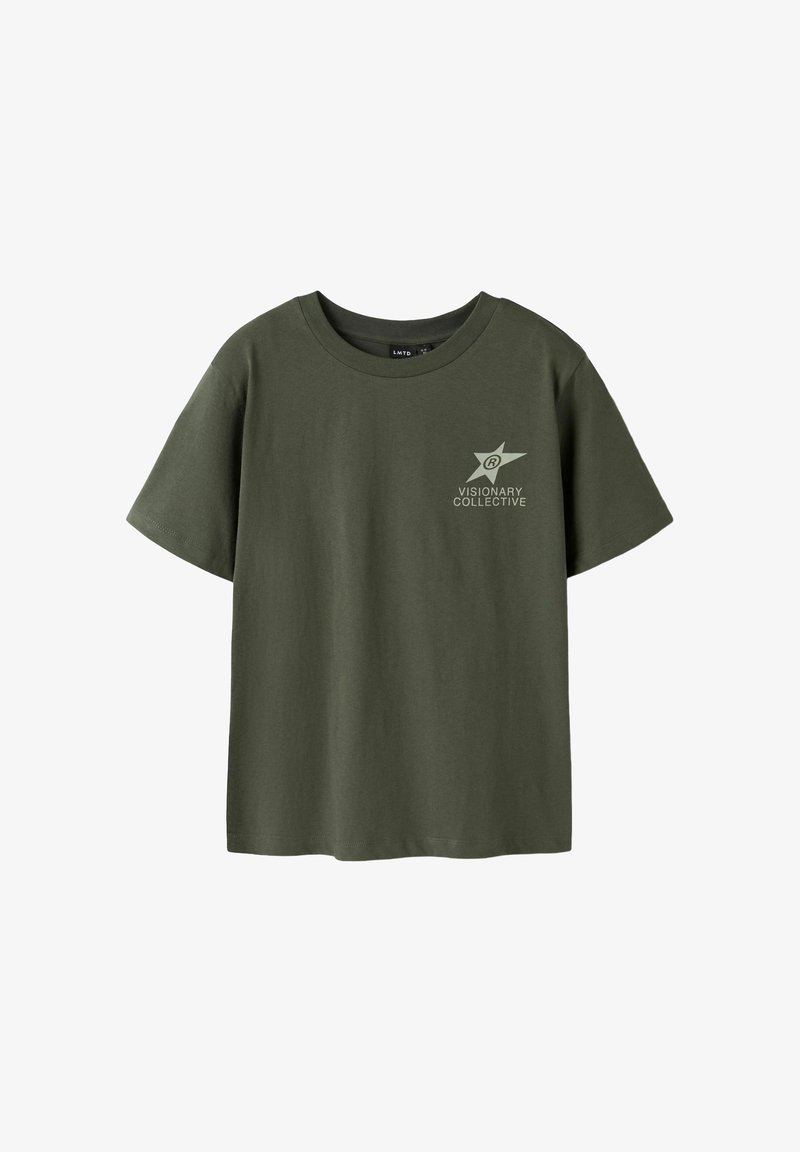 T-shirt verde oliva a maniche corte con collo rotondo e piccolo logo a stella chiara e testo "Visionary Collective" sul lato sinistro del petto.