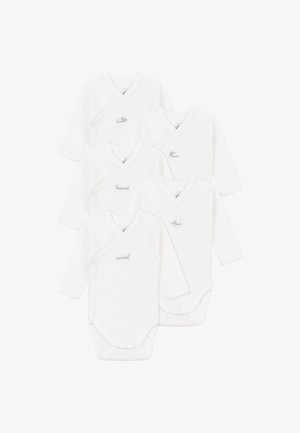 Vijf witte, langharige baby rompertjes met een wikkeldesign. Elk heeft een klein, grijs geborduurd logo nabij de halslijn. Zachte stof tekstuur.