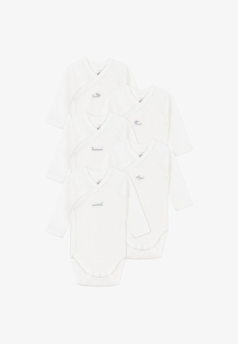 Fem hvite langermede babybodyer med omslagsdesign. Hver av dem har en liten, grå brodert logo nær halsen. Myk stofftekstur.