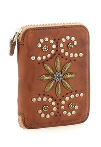 Portafoglio in pelle marrone con embossing floreale, borchie metalliche e chiusura a zip. Presenta dettagli intricati e una superficie testurizzata.