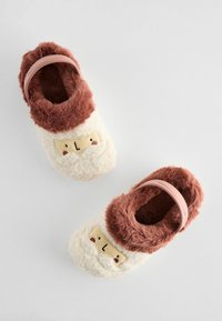 Chaussons flous, crème et marron avec un dessus doux et une bride rose ; présentent un design de visage brodé avec des joues roses.