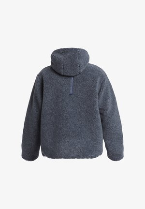 Fleece pulóver v tmavosivej farbe s vysokým golierom. Obsahuje mäkký, textúrovaný povrch a štvrť-zip uzáver na zadnej strane.