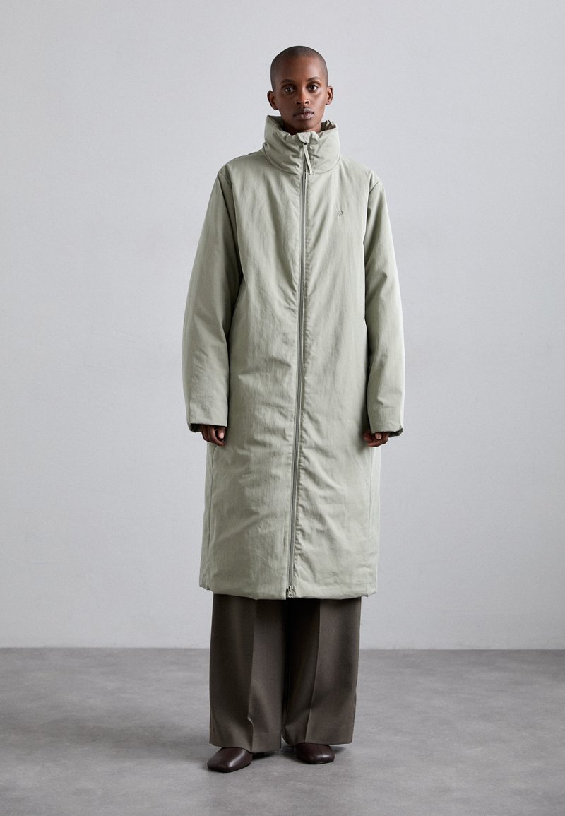 Holzweiler REN JACKET - Piumino lungo - light army