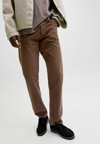 Jack & Jones JJICHRIS JJORIGINAL - Tiesaus kirpimo džinsai - chocolate brown