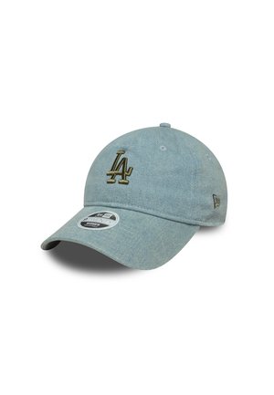 Cappellino da baseball in denim azzurro chiaro con logo ricamato di Los Angeles in verde oliva, visiera curva e strap regolabile sul retro. Texture morbida.