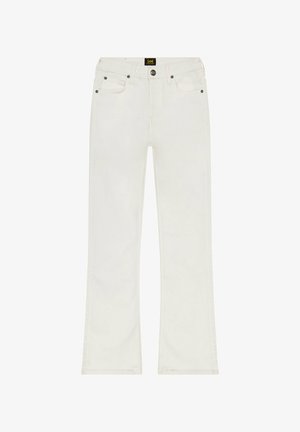 Vaqueros acampanados blancos de denim con cintura de media altura, que cuentan con cinco bolsillos y un cierre de botón metálico. Diseño minimalista sin patrones.