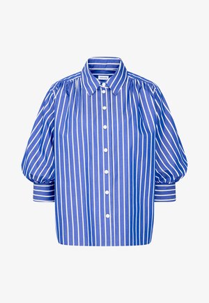 Blauwe blouse met witte verticale strepen, opgepofte driekwartmouwen, knoopsluiting aan de voorkant en een puntige kraag.