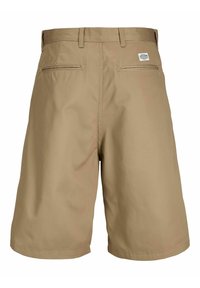 Shorts beiges en tissu uni, avec une texture lisse, une coupe droite, deux poches arrière et des détails surpiqués.
