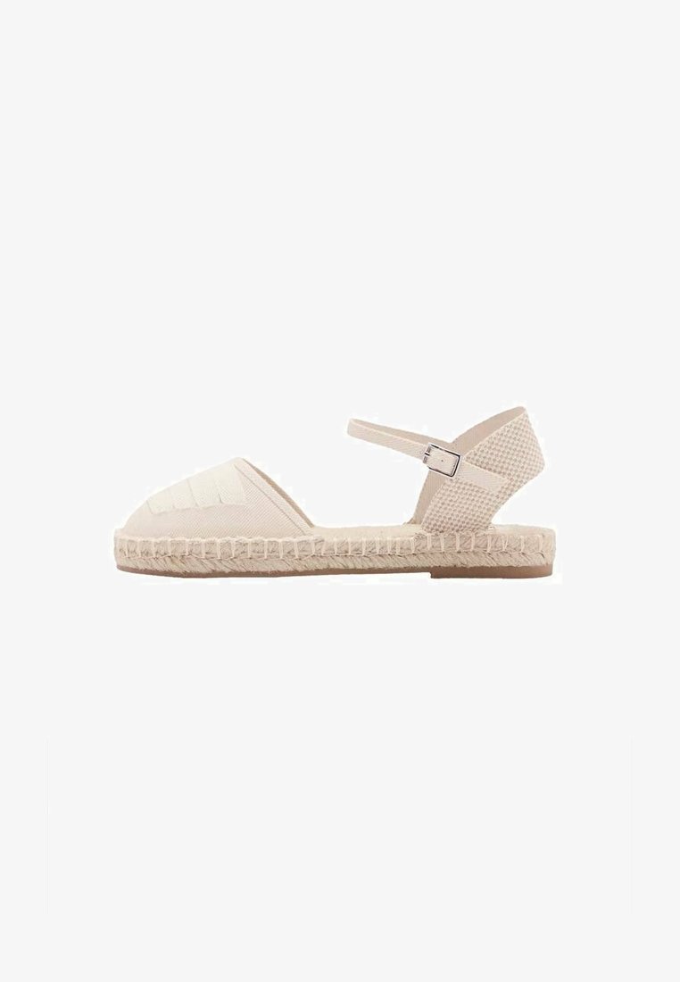 Beige espadrile z woveno teksturo, zaprta toe, nastavljiv trak za gleženj in podplat ovit z juta. Trdni in minimalni oblikovni detajli.